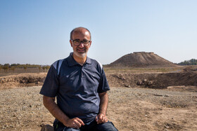 فرزان احمدنژاد، معاون هیات کاوش محوطه باستانی ازبکی است. او میگوید: محوطه باستانی ازبکی دربرگیرنده تاریخی از اواخر هزاره هفتم پیش از میلاد تا دوره اسلامی است. به گفته این باستان شناس یکی از دلایل انتخاب کاوش دراین محوطه باستانی مهم، وجود نمونههایی از سفال فلات مرکزی با قدمت هزاره چهارم پیش از میلاد و پیشتر است.