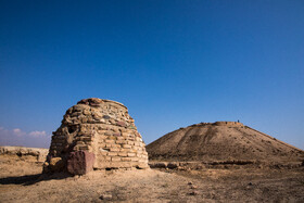 دژ مادی، معماری تقریبا سالمی روی تپه مرتفع مرکزی است که از مهمترین آثار دوره ماد در فلات مرکزی است. این اثر دارای ویژگیهای اصیلی از معماری نخستین فرمانروایان آریایی در ایران است و 17 فضای معماری دارد که مهمترین آنها باروی پیرامون دژ، حیاط بزرگ شرقی، انبار جنوبی، تالار بزرگ جنوبی، تالار شمالی در میانه غرب دژ، اتاق بزرگ سکو دار، تالار معبد، اتاق نگهبانان، صندوقخانه، تاسیسات آشپزخانه ای، دروازه ورود به دژ است.