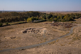 «مارال تپه» به معنای «تپه آهوی نر» یکی از تپههای اقماری است که در حدود ۵۰ متری غرب تپه مرتفع ازبکی قرار دارد. کاوش مارال تپه در دومین فصل کاوش در سال در محوطه ازبکی آغاز شد و به مدت پنج فصل ادامه یافت معماری مارال تپه مربوط به دوره مادها است. تدفینهای گورخمره ای در زیر انباشت سنگ های رودخانه ای به دست آمد که متعلق به افراد کم سن و سال است.