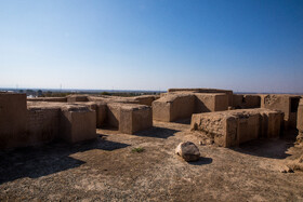 هرچند به گفته مهرداد ملکزاده، هنوز کاربری معماری یافتهشده در دوشان تپه مشخص نیست، اما در پلان این دوره، دیوارهای موازی شناسایی شده و براساس ژئورادار و ژئوالکتریک، که انجام شده، اتاقهایی با راهرویی احتمالی شناسایی شده است، در این شرایط و بادرنظر گرفتن نتیجه کاوشهای محوطههای مشابه، احتمالا با یک انبار در دوشان تپه مواجه باشیم.
این تصویر متعلق به تپه مرکزی محوطه ازبکی است.