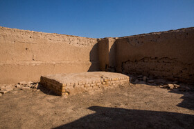 به گفته باستانشناسان اگر سازه معماری یافتهشده در دوشان تپه، انبار باشد احتمالا تأسیسات حکومتی دیگری باید در نزدیکی آن وجود داشته باشد.
این تصویر متعلق به تپه مرکزی محوطه ازبکی است.