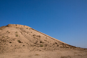 تپه مرکزی یا دژ مادی، از معماری تقریبا سالمی روی تپه مرتفع مرکزی برخوردار است، محوطه ای که از مهمترین آثار دوره ماد در فلات مرکزی است. این اثر ویژگیهای اصیلی از معماری نخستین فرمانروایان آریایی در کشور دارد، در کاوش های باستان شناسان 17 فضای معماری به دست آمد که مهم ترین آنها باروی پیرامون دژ، حیاط بزرگ شرقی، انبار جنوبی، تالار بزرگ جنوبی، تالار شمالی در میانه غرب دژ، اتاق بزرگ سکو دار، تالار معبد، اتاق نگهبانان، صندوقخانه، تاسیسات آشپزخانه ای و دروازه ورود به دژ می توان اشاره کرد.