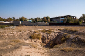 به گفته فرزان احمدنژاد - باستانشناس - فصل نخست مطالعه و بررسی در «یان تپه» به معنای «تپه کناری» که در حدود یک کیلومتری غرب تپه مرتفع ازبکی قرار گرفته، در سال ۱۳۷۸ آغاز شد.