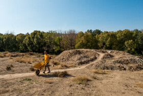 کار در «دوشان تپه» نخست با ایجاد یک کارگاه ۱۰ در ۱۰ در نزدیکی کارگاه «یوسف مجیدزاده» باز شد. آنها در زمان کاوش با پرچین سنگی مواجه شدند و در ادامه به یک دیوار خشتی رسیدند که باستانشناسان را بر آن داشت تا کارگاه را کمی بزرگتر کنند. کاوشها در بخشهایی به خاک بکر رسید، اما در سمت دیگر، باستانشناسان را به ادامه کار در فصلهای بعدی ترغیب کرد.