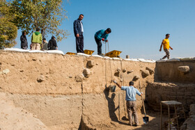 مهرداد ملکزاده، سرپرست تیم کاوش گفته «در زمان کاوش مجیدزاده در کارگاهی که بقایای آن هنوز موجود است سه لایه معماری «ماد» و دو لایه معماری «سفال خاکستری» معرفی شد، به همین دلیل تیم جدید کاوش یک کارگاه جدید در «دوشان تپه» باز شد که در لایههای بالایی بافت معماری مربوط به کوچنشینان به دست آمد و در ادامه یک لایه معماری مستحکم به دست آمد، لایهای با یک ضلع هفت متری»