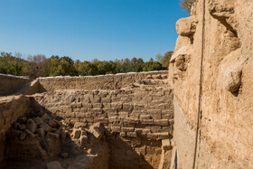 سرپرست تیم کاوش احتمال میدهد که «یک ضلع هفت متری دیگر با فضای بزرگتری در این ترانشه وجود داشته باشد، اما هنوز سه ونیم متر از ارتفاع دیواره قبلی به دست آمده زیر خاک است. برای رسیدن به نتایج کاملتری در این زمینه باستانشناسان باید منتظر ادامه کاوش در فصلهای بعدی باشند.