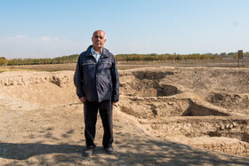عبدالمحمود خراسانی، مالک زمینهایی است که محوطه باستانی «تپه ازبکی» روی آن قرار دارد. او از زمان حضور تیم کاوش یوسف مجیدزاده در این محوطه یعنی از حدود سال 1378با تیم کاوش همراه شد و حتی چند سال بعد وقتی اعلام شد این محوطه تاریخی امکان ثبت در فهرست یونسکو را دارد، زمینهایی که کاوش میشدند را در قالب تفاهمنامه به میراث فرهنگی هبه کرد. اکنون او را یک خیر میراث فرهنگی میدانند.