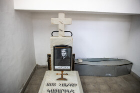 سنگ قبر بانو «کاترینه هاکوپیان» که واقف زمین آرامستان ارامنه در مشهد است.