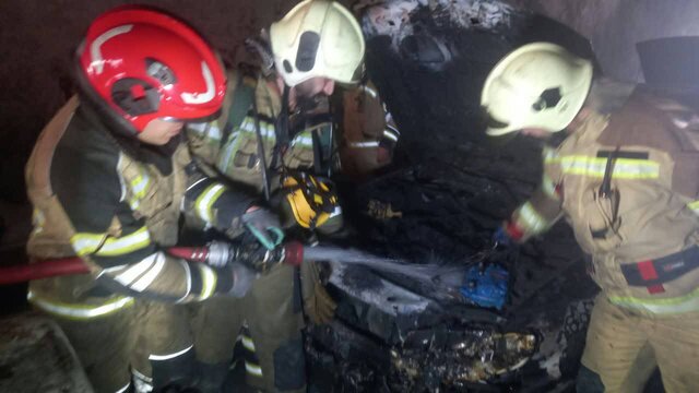 سوختن ۶ خودروی خارجی در آتش یک تعمیرگاه در تهران