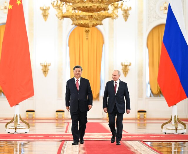 لوموند: جنگ اوکراین، روسیه را در آغوش چین انداخت