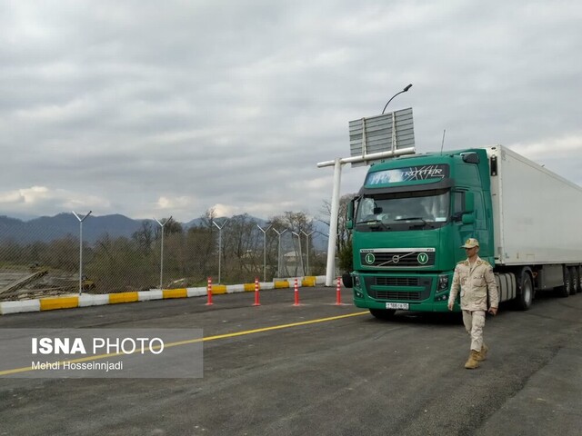 آغاز ورود خودروهای ترانزیتی به سایت موقت پایانه مرزی آستارا از طریق پل جدید مرزی