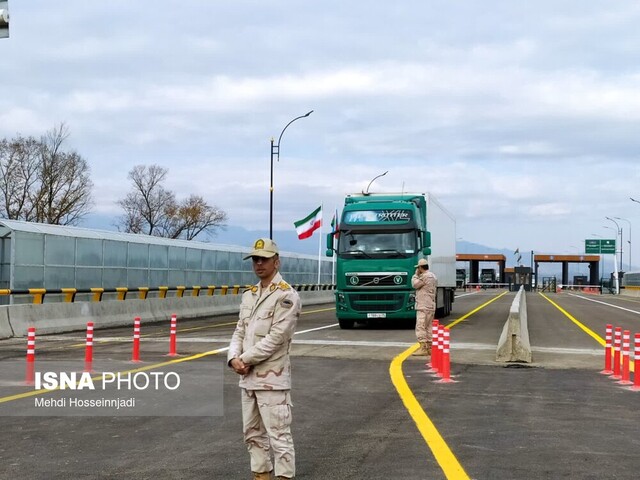 آغاز ورود خودروهای ترانزیتی به سایت موقت پایانه مرزی آستارا از طریق پل جدید مرزی