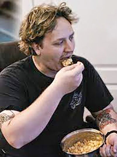 صبحانه شن، ناهار گازوئیل و شام آجر!