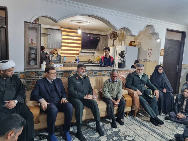 دیدار قاضی‌زاده هاشمی با خانواده‌های چند شهید حمله تروریستی در کرمان