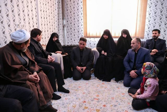 دیدار مخبر با مادری که شاهد شهادت فرزندش در حمله تروریستی کرمان بود دیدار مخبر با مادری که شاهد شهادت فرزندش در حمله تروریستی کرمان بود