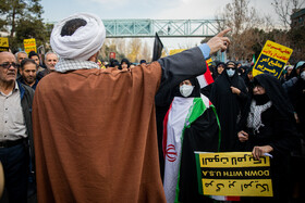 راهپیمایی نمازگزاران جمعه در محکومیت انفجار تروریستی کرمان در حاشیه نمازجمعه تهران - ۱۵ دی ماه