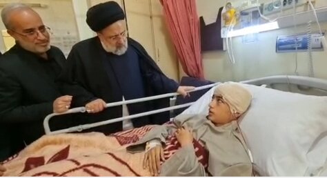 عیادت رئیسجمهور از مجروحان حادثه تروریستی کرمان/دستور بهکارگیری همه امکانات برای درمان عیادت رئیسجمهور از مجروحان حادثه تروریستی کرمان/دستور بهکارگیری همه امکانات برای درمان