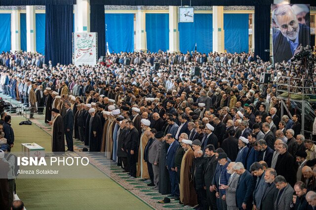 اقامه نماز بر پیکر شهیده «فائزه رحیمی» از سوی احمد خاتمی اقامه نماز بر پیکر شهیده «فائزه رحیمی» از سوی احمد خاتمی