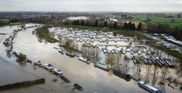عکس: EPA سیل در انگلیس؛ صدها نفر خانههایشان را تخلیه کردند