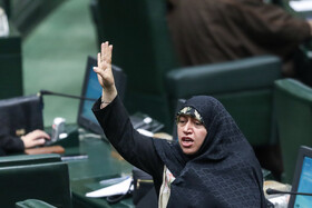 فاطمه محمد بیگی نماینده مردم قزوین و عضو کمیسیون بهداشت و درمان مجلس شورای اسلامی در صحن علنی مجلس شورای اسلامی- ۱۷ دی