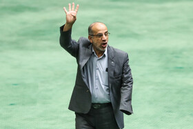 جلیل میر محمدی نماینده مردم تفت و میبد و عضو کمیسیون بهداشت و درمان مجلس شورای اسلامی در صحن علنی مجلس شورای اسلامی- ۱۷ دی