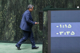 محمدرضا پور ابراهیمی نماینده مردم کرمان و راور و رئیس کمیسیون اقتصادی مجلس شورای اسلامی در صحن علنی مجلس شورای اسلامی- ۱۷ دی