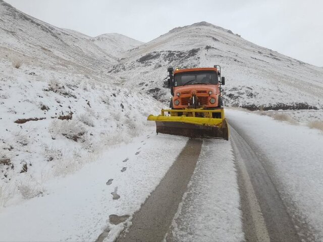 اجرای ۶۰ کیلومتر عملیات برفروبی در محورهای خوزستان اجرای ۶۰ کیلومتر عملیات برفروبی در محورهای خوزستان