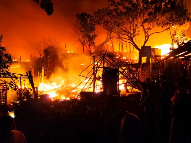 عکس تزئینی است آتشسوزی در کمپ پناهندگان روهینگیا هزاران نفر را بیخانمان کرد