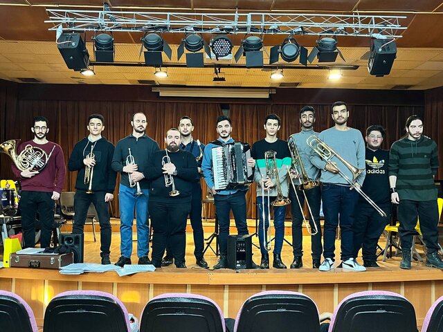 وقتی بقیه فوتبال بازی میکنند، اینها ساز میزنند!