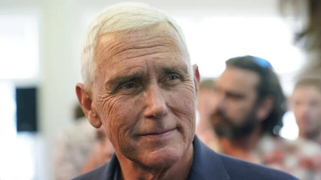 واکنش مایک پنس به بستری شدن لوید آستین واکنش مایک پنس به بستری شدن لوید آستین