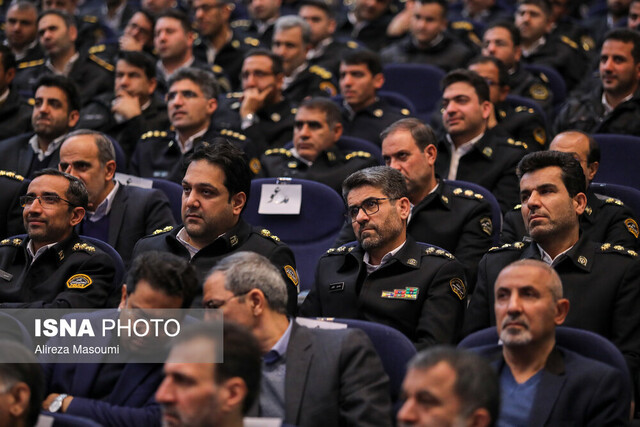 عکس آرشیوی است امروز روحیه انقلابی در جای جای پلیس به چشم میخورد