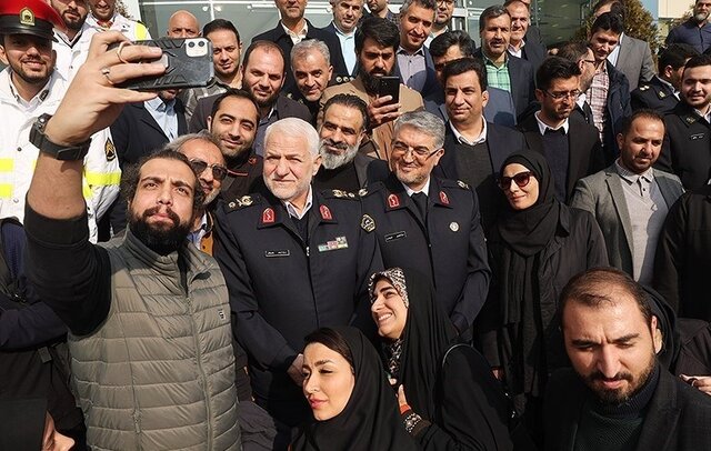 هادیانفر با تشویقهای ممتد بدرقه شد/ سلفی خداحافظی خبرنگاران با سردار