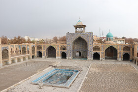 ایوان شمالی «مسجد سید اصفهان» که هشتی منحصر به فرد مسجد در این قسمت قرار دارد.