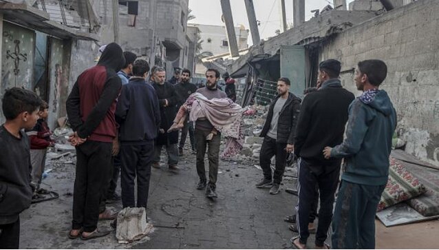 بمباران شدید در خانیونس و اردوگاههای غزه/ شهادت ۲ تن از بستگان وائل الدحدوح