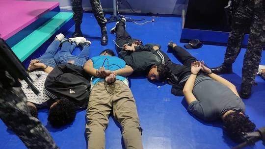 گروگانگیرها در تلویزیون اکوادور گروگانگیری در برنامه زنده تلویزیونی اکوادور؛ ارتش هشدار داد