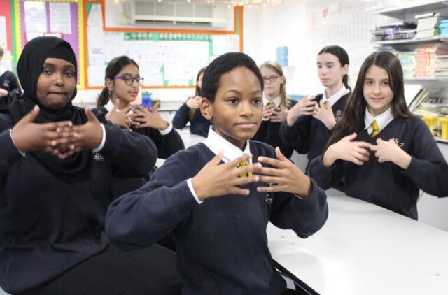 عکس تزئینی است طرح آموزش زبان اشاره در مدارس انگلیس