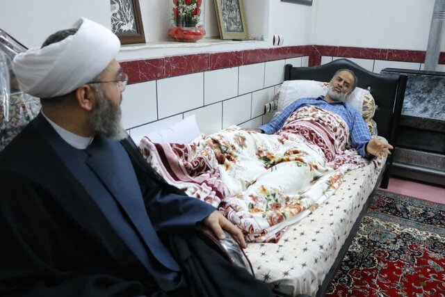 رئیس ستاد کانونهای مساجد کشور با خانواده شهید و جانباز حادثه تروریستی کرمان دیدار کرد