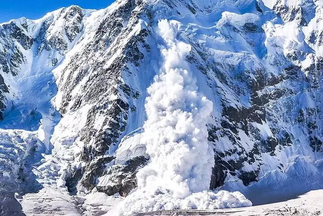 گردنه «ژالانه» کردستان با بهمن مسدود شد + فیلم