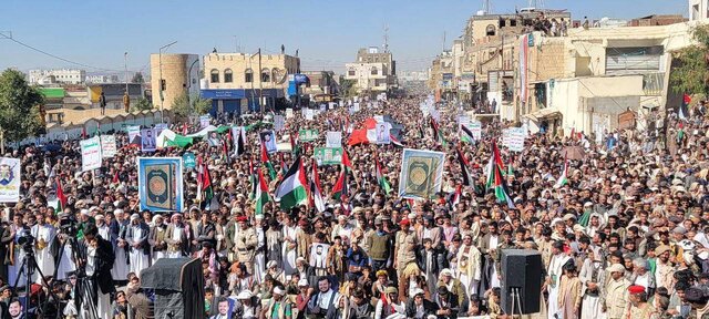 تظاهرات گسترده یمنی‌ها در محکومیت تجاوز آمریکا و انگلیس