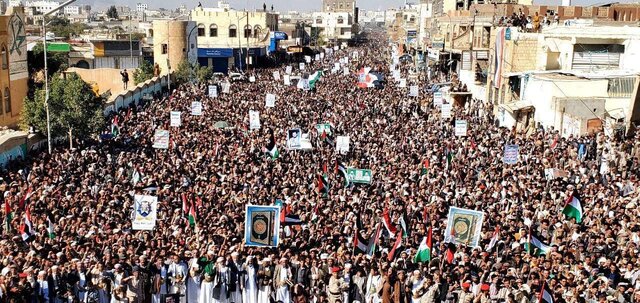 تظاهرات گسترده یمنیها در محکومیت تجاوز آمریکا و انگلیس
