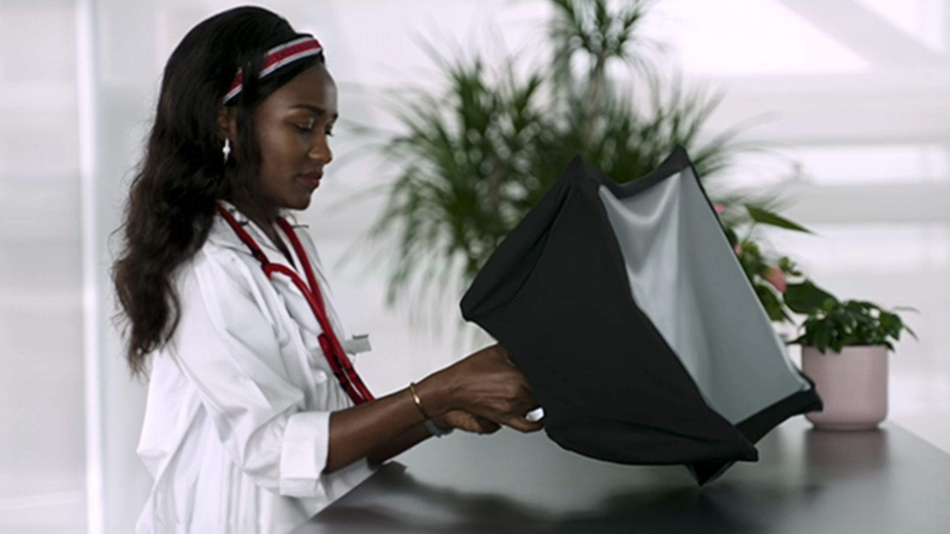 وقتی نمایشگر تاشو و پروژکتور ترکیب میشوند