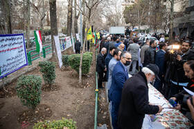 تجمع جمعی از اعضای کانون سردفتران و دفتریاران در مقابل دفتر سازمان ملل
