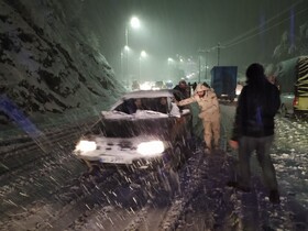 امدادرسانی مرزبانان هنگ مرزی آستارا به مسافران گرفتار در برف + تصاویر