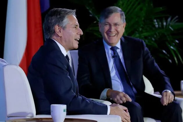 دیوید ساترفیلد در کنار وزیر خارجه آمریکا (سمت چپ) دستیار ارشد بایدن در امور خاورمیانه استعفا میکند