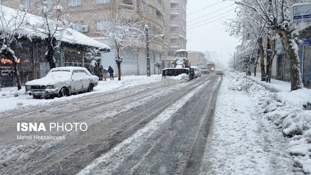 برفروبی معابر شهری آستارا با نیروهای شهرداری در حال انجام است