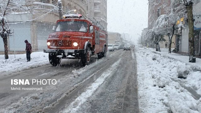 برفروبی معابر شهری آستارا با نیروهای شهرداری در حال انجام است