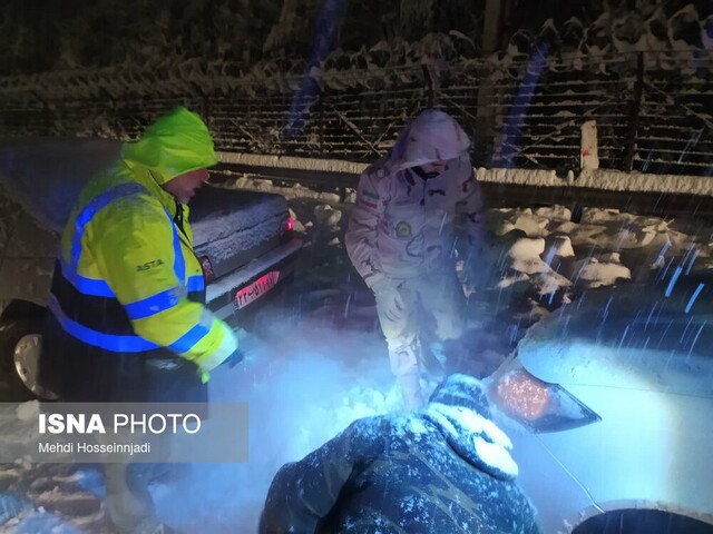 امدادرسانی مرزبانان هنگ مرزی آستارا به مسافران گرفتار در برف + تصاویر