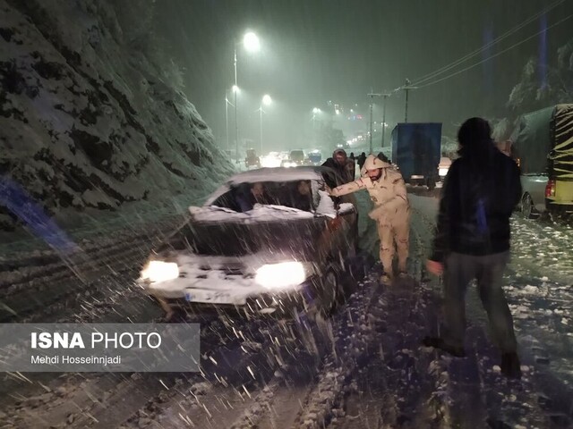 امدادرسانی مرزبانان هنگ مرزی آستارا به مسافران گرفتار در برف + تصاویر
