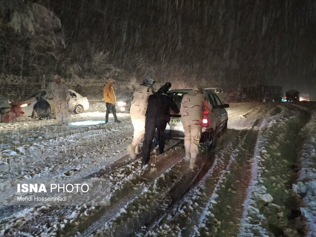 امدادرسانی مرزبانان هنگ مرزی آستارا به مسافران گرفتار در برف + تصاویر