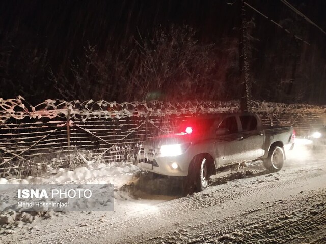 امدادرسانی مرزبانان هنگ مرزی آستارا به مسافران گرفتار در برف + تصاویر